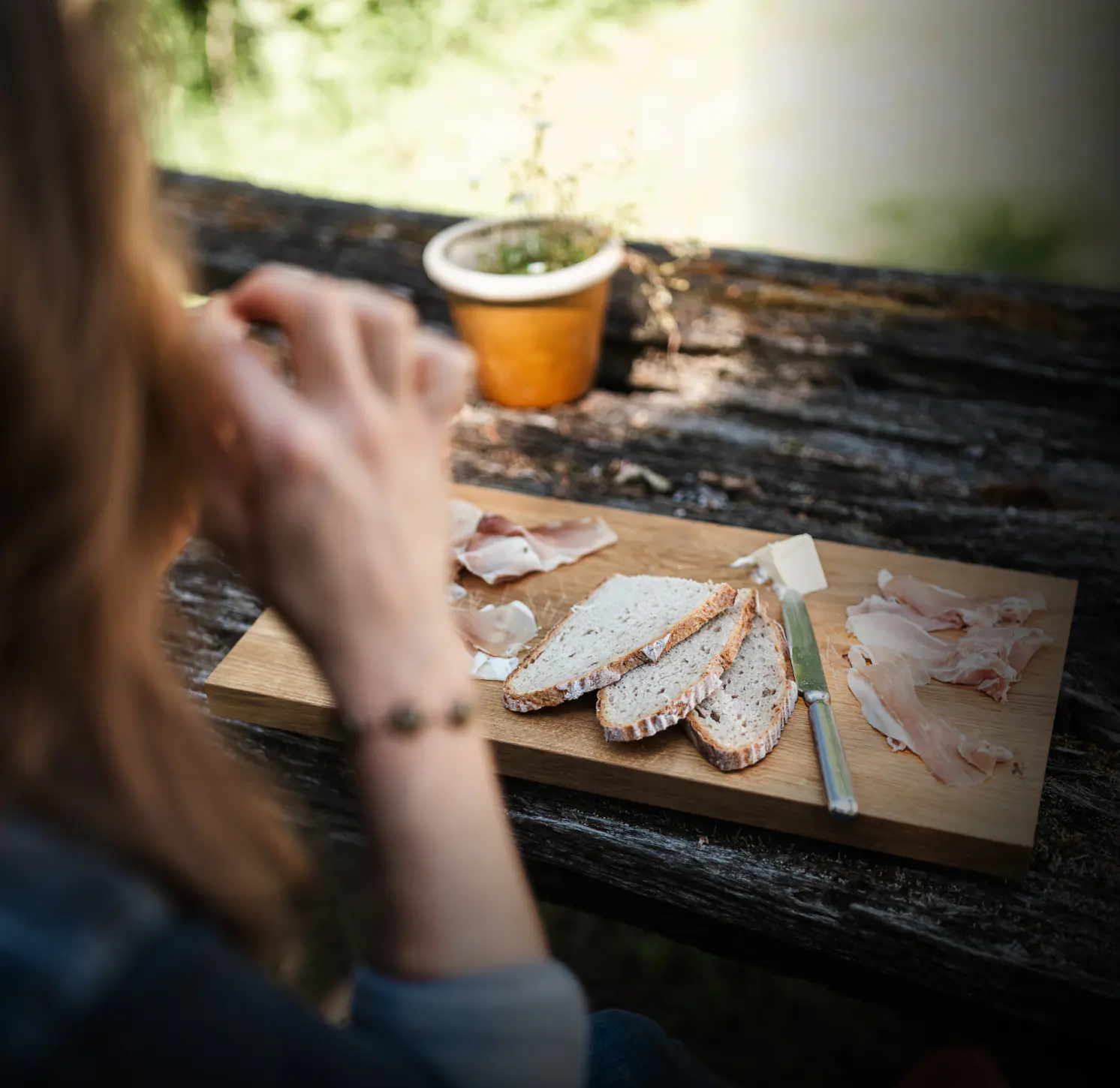 Vesperbrett mit Brot und Schinken im Freien
