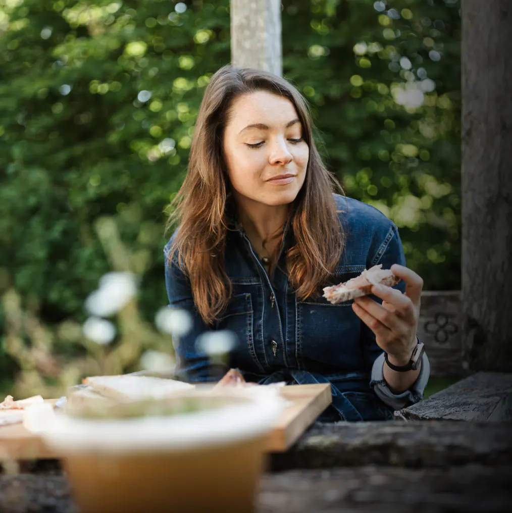 Rebecca Gischel isst ein Schinkenbrot im Freien