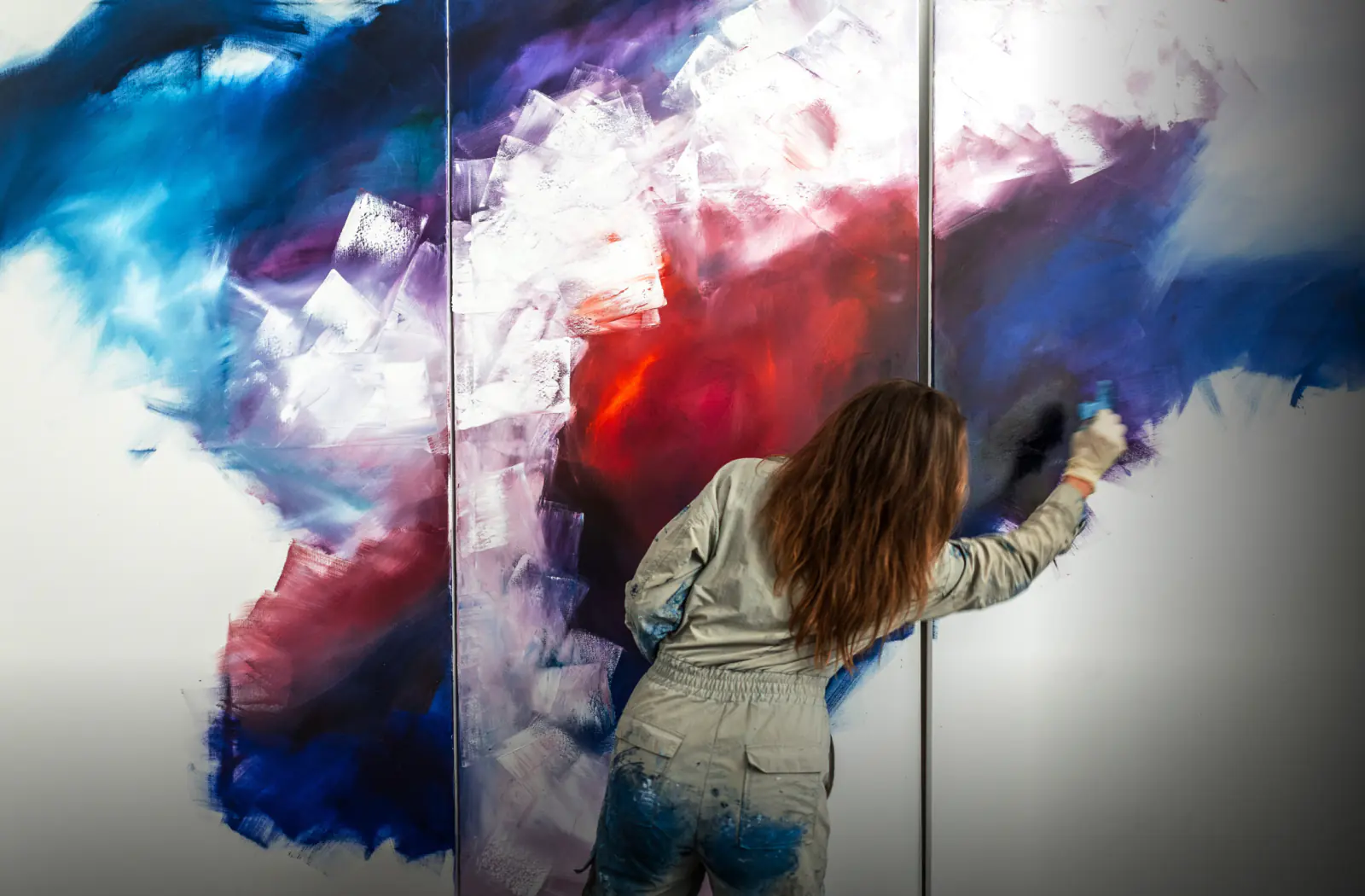 Rebecca Gischel bemalt eine großformatige Leinwand