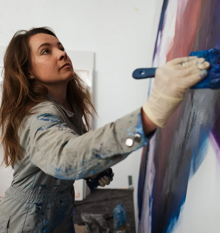 Rebecca Gischel beim Farbauftrag im Atelier