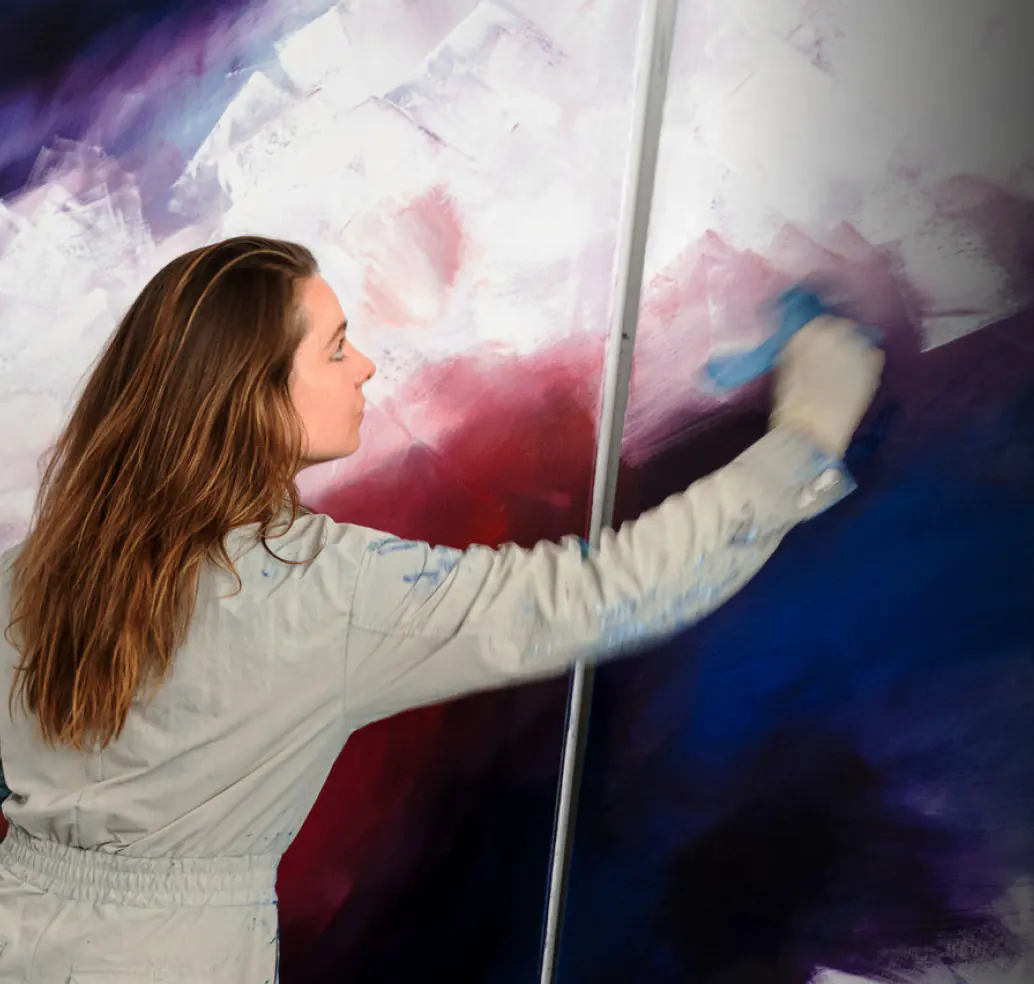 Rebecca Gischel im Profil beim Malen
