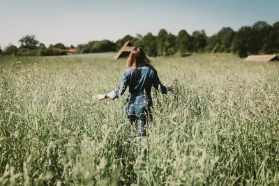 Rebecca Gischel geht durchs Feld