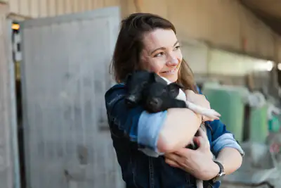 Rebecca Gischel mit Ferkel im Arm