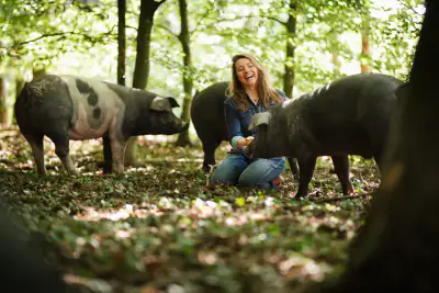 Rebecca Gischel mit Waldschweinen