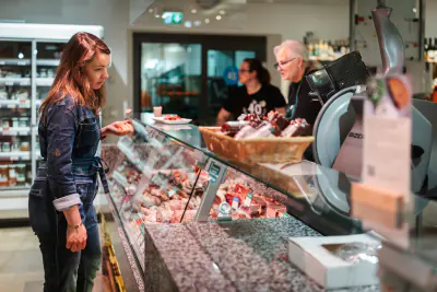 Rebecca Gischel probiert an der Wursttheke