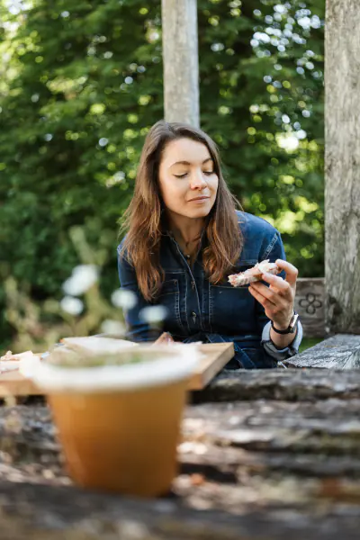 Rebecca Gischel isst ein Schinkenbrot im Freien