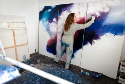 Rebecca Gischel beim Farbauftrag an der Groß-Leinwand